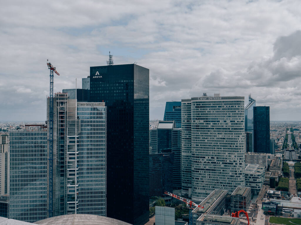 パリ、フランス、ドイツ- 6月26 、 2019: 「パリ、フランス- 08 09 2019 」:フランスのパリの近代的なビジネス地区La Defenseの高層ビル - 写真・画像
