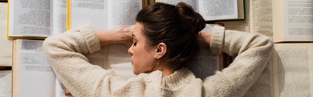 pohled na unavenou ženu spící u otevřených knih, prapor - Fotografie, Obrázek