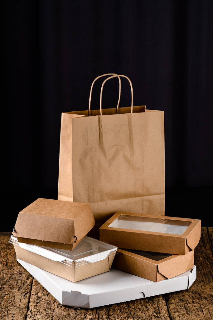 Recyklace. Dodávka potravin pozadí. Fast food eco packaging, food delivery set craft packaging boxes - Fotografie, Obrázek