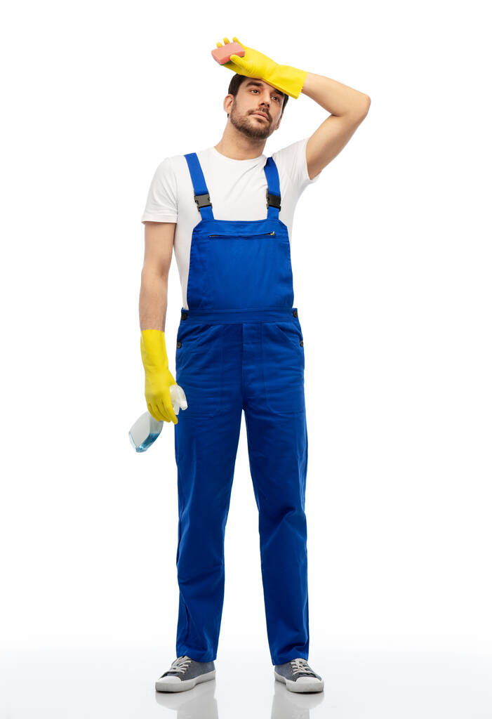 erkek temizleyici sünger ve deterjanla - Fotoğraf, Görsel
