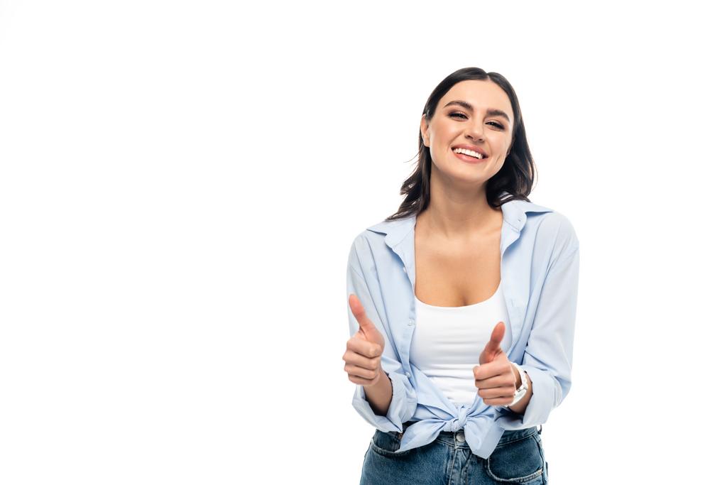 ενθουσιασμένοι γυναίκα σε μπλε πουκάμισο δείχνει τους αντίχειρες επάνω απομονωμένη σε λευκό - Φωτογραφία, εικόνα