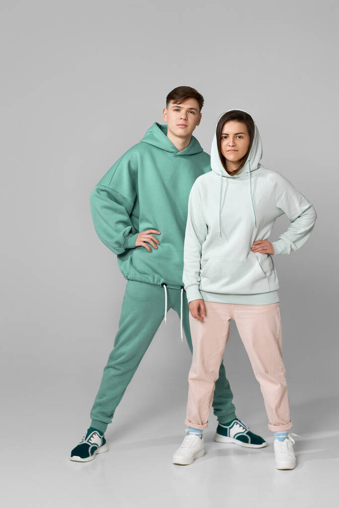 joven pareja usando menta verde sudadera casual - Foto, imagen