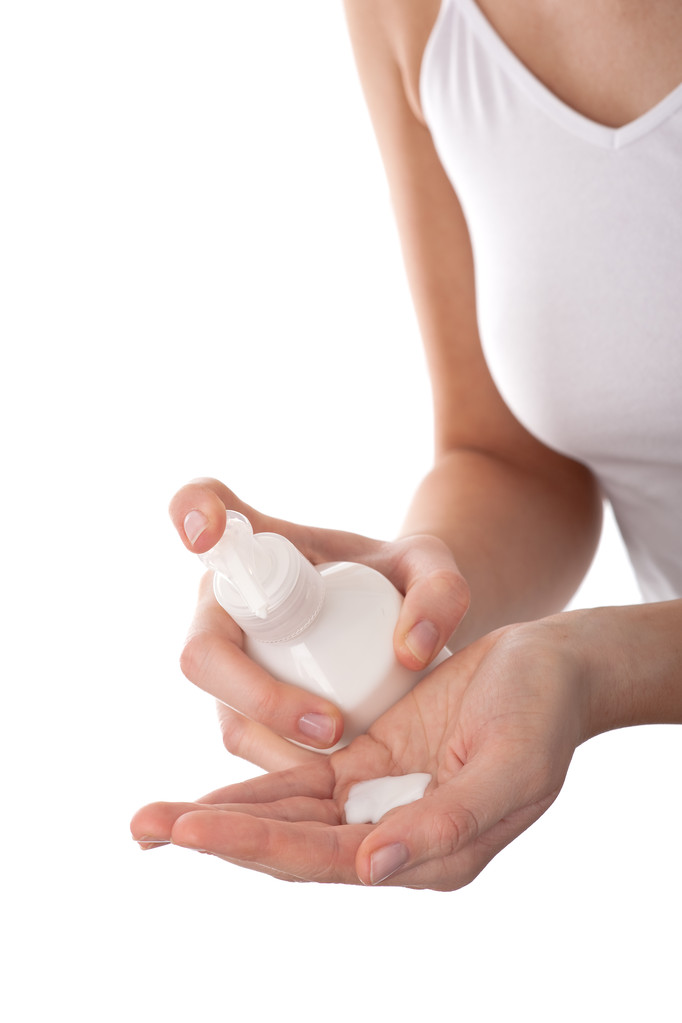 handen van vrouw toepassing lotion op witte achtergrond - Foto, afbeelding