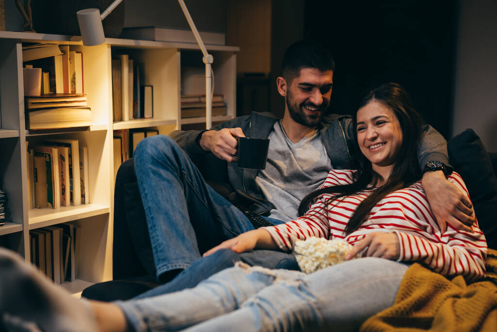 pareja relajándose en casa viendo la televisión - Foto, Imagen
