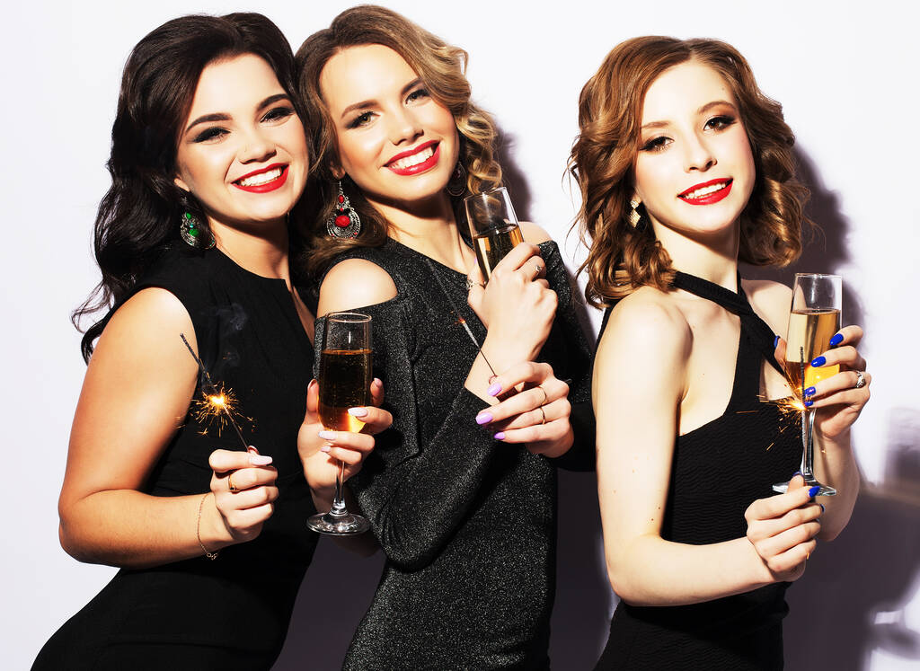 Retrato de mujeres jóvenes elegantes con copas de champán en la celebración - Foto, imagen
