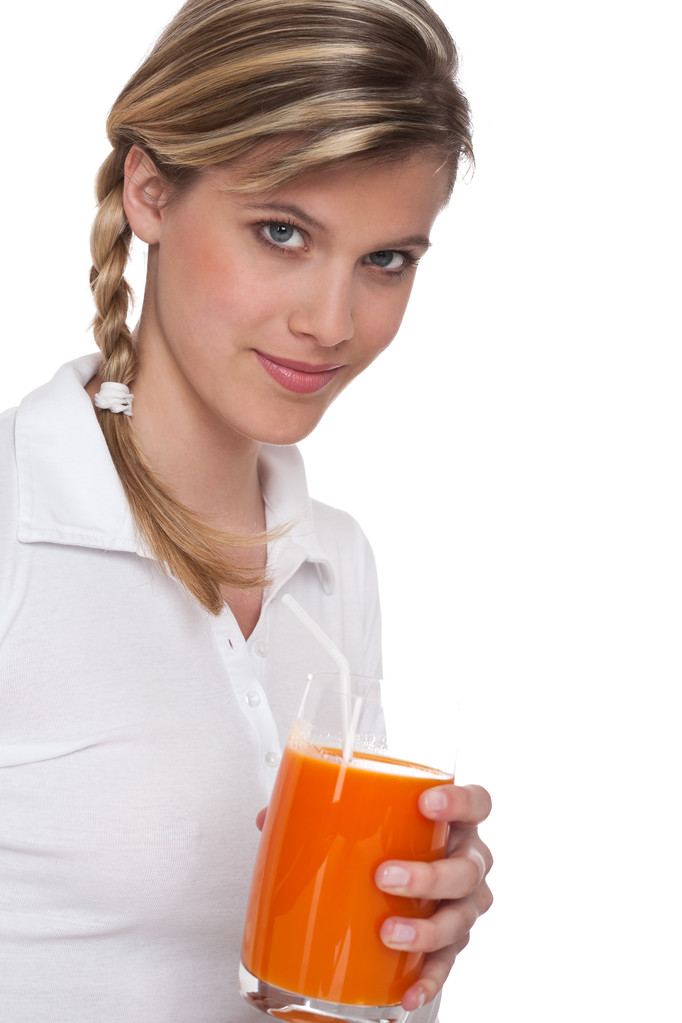 Serie estilo de vida saludable - Mujer sosteniendo un vaso de jugo de zanahoria
 - Foto, Imagen