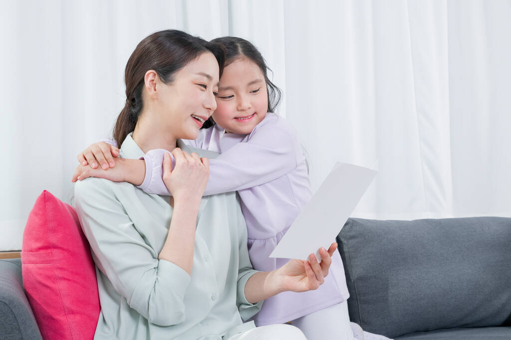 アジアの母親と若い娘は手紙で両親の日を祝う - 写真・画像