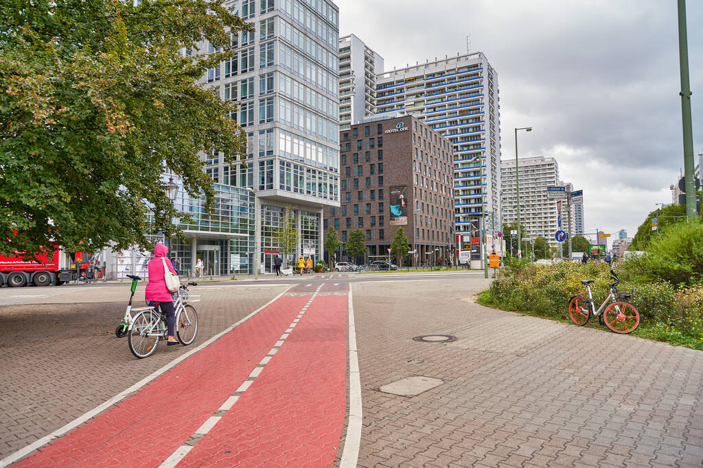 BERLIN, NIEMCY - CIRCA WRZESIEŃ 2019: widok chodnika na poziomie ulicy w Berlinie w dzień. - Zdjęcie, obraz