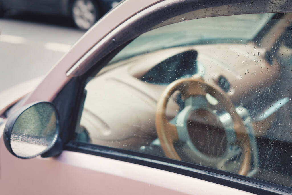 Θραύσμα του παραθύρου του οδηγού και των κατόπτρων οδήγησης καλυμμένο με σταγόνες βροχής - Φωτογραφία, εικόνα