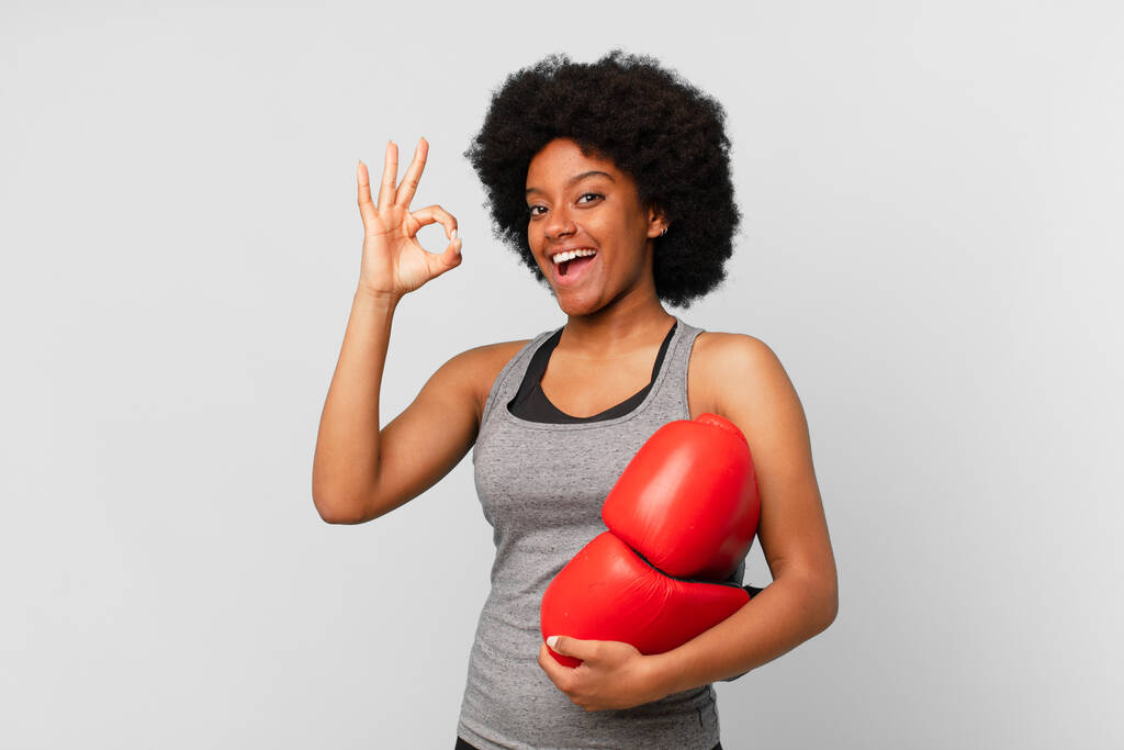 černá afro žena s boxerskými rukavicemi. - Fotografie, Obrázek