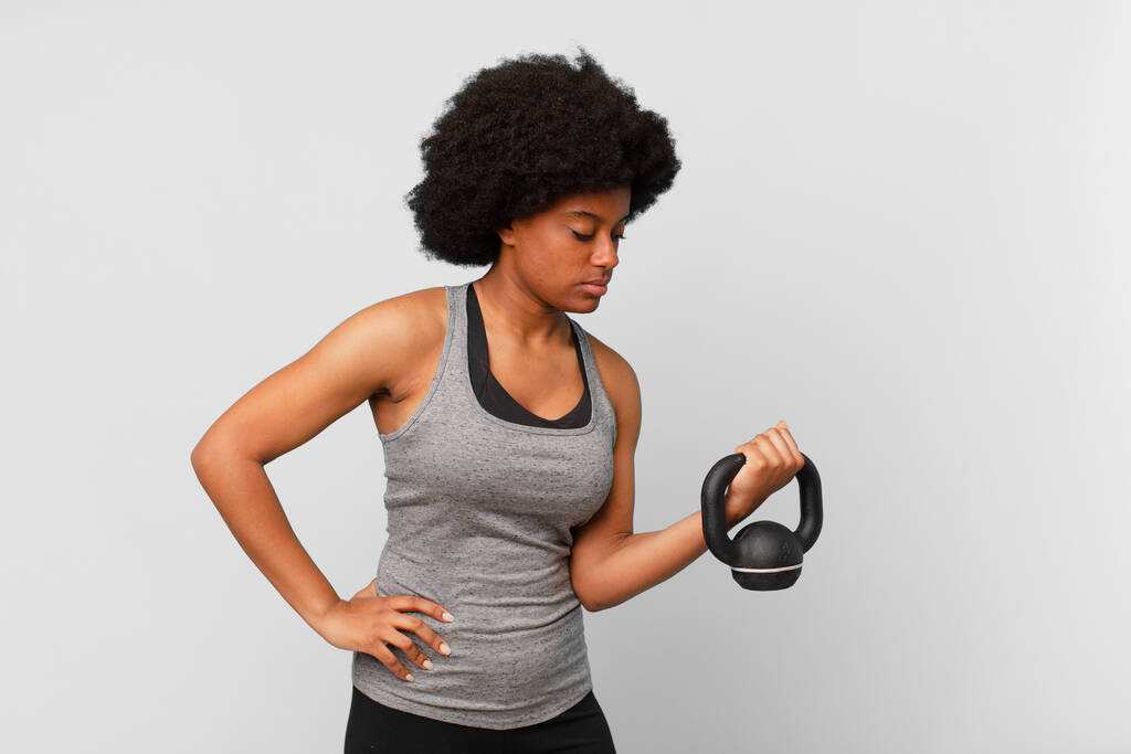 černá afro fitness žena s činkou - Fotografie, Obrázek