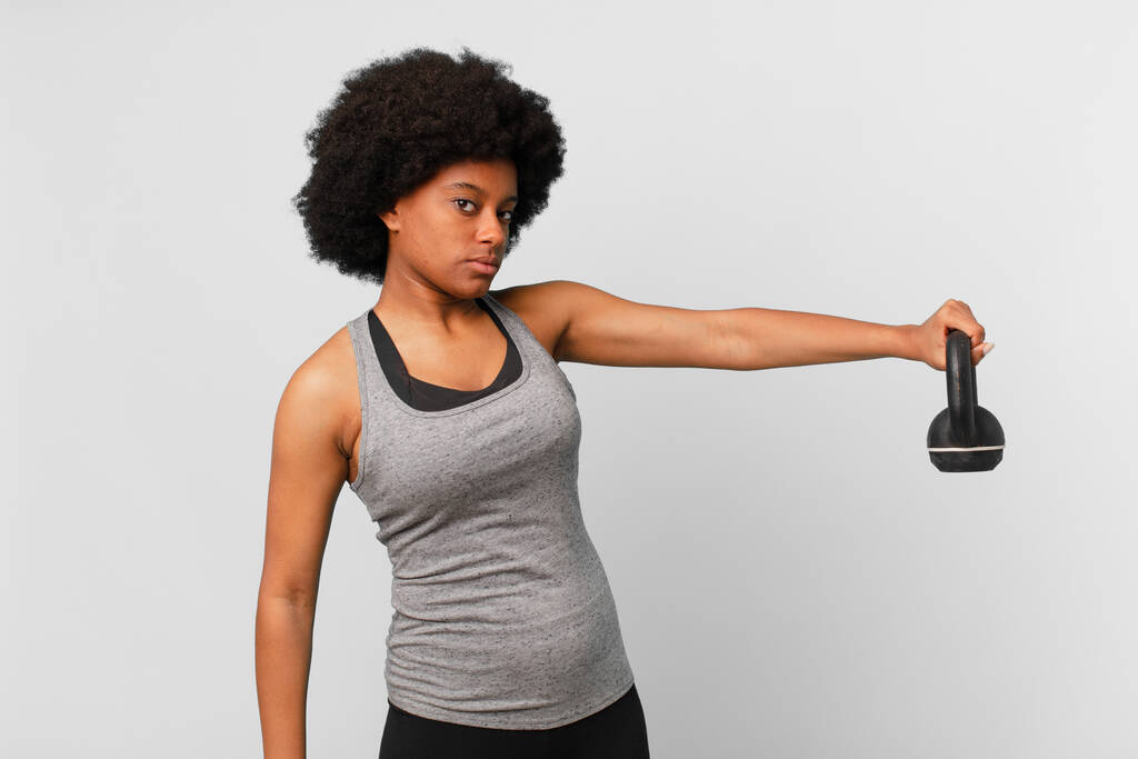 musta afro fitness nainen käsipaino - Valokuva, kuva