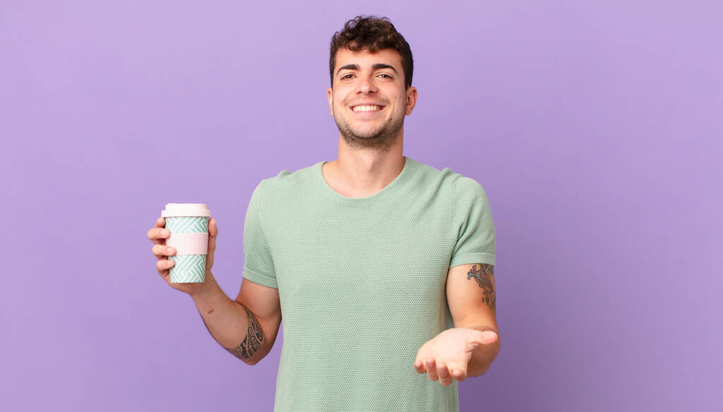 homme avec café souriant heureux avec amical, confiant, regard positif, offrant et montrant un objet ou un concept - Photo, image