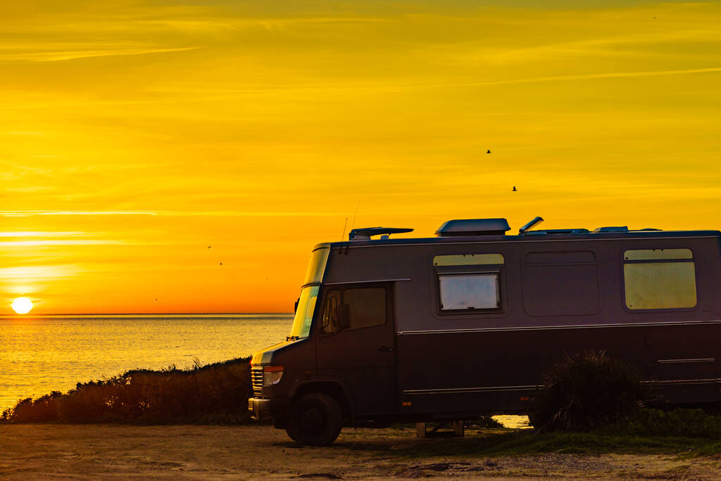 Camper rv all'alba sulla costa mediterranea Costa del Sol, Andalusia Spagna. Campeggio sulla spiaggia naturale. Vacanza e viaggio in camper. - Foto, immagini