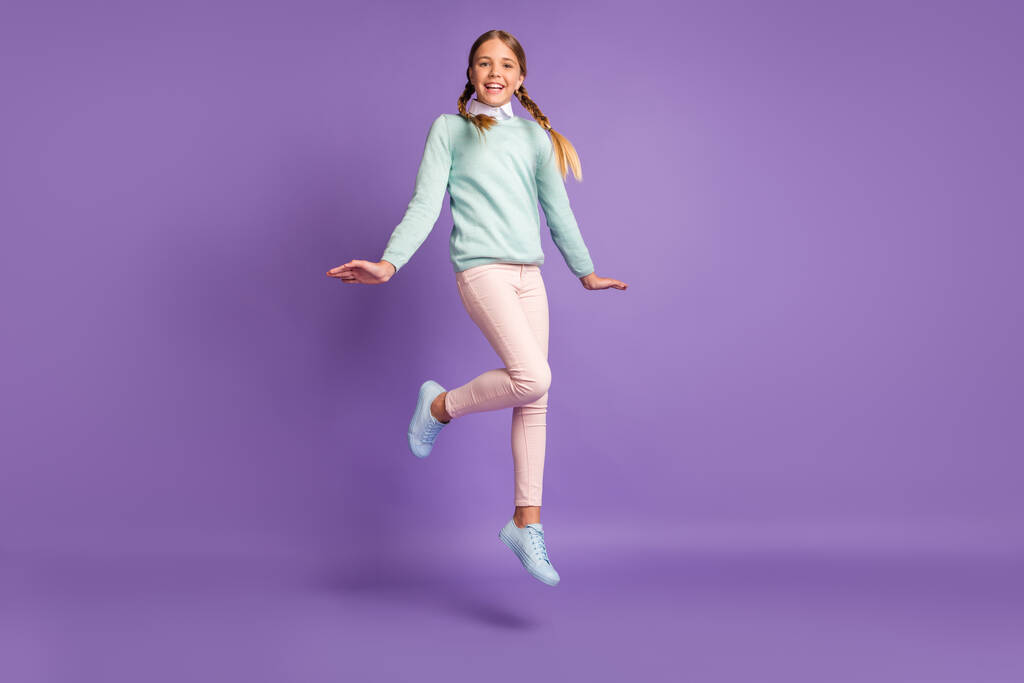 Portrait photo vue complète du corps de la fille sautant isolé sur fond violet vif - Photo, image