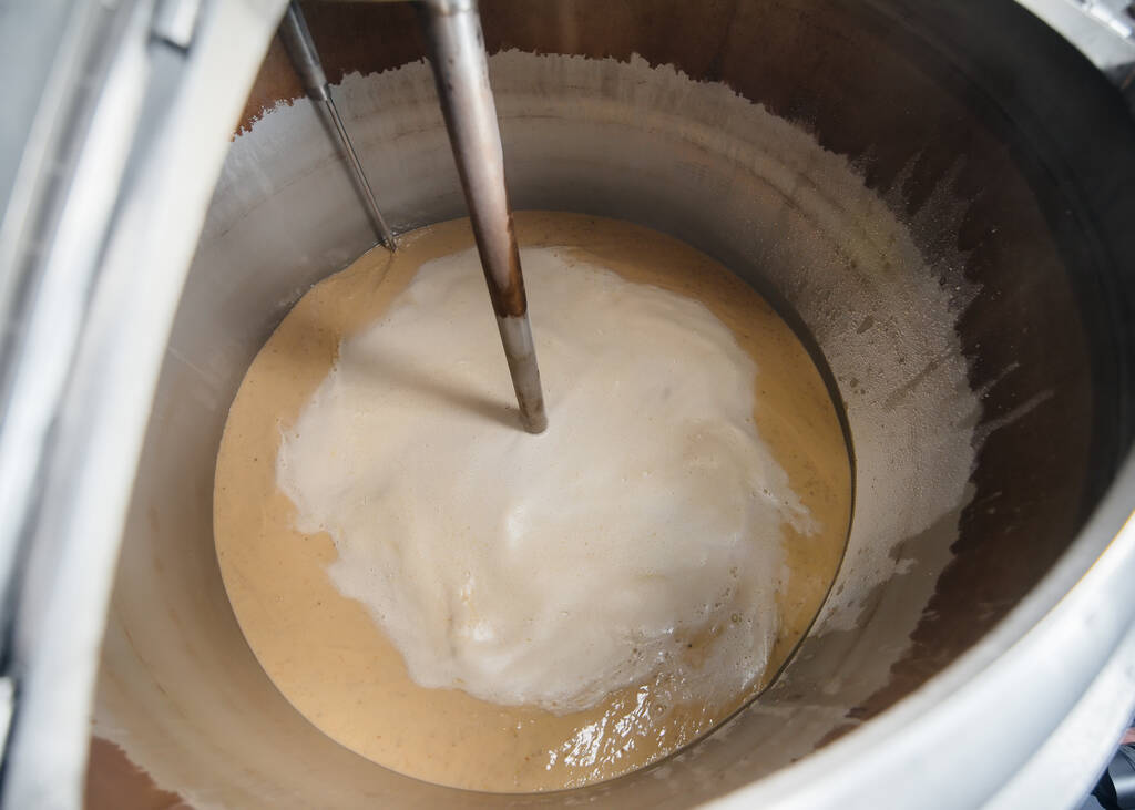 ビールを作るための容器に麦芽を充填するプロセス。伝統的な醸造. - 写真・画像
