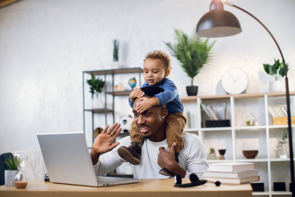 Afro-americano pai com bebê filho trabalhando em casa - Foto, Imagem