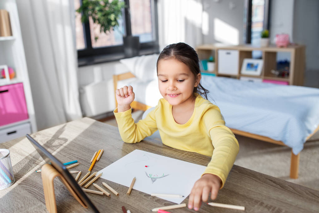 kislány rajz színező ceruzák otthon - Fotó, kép