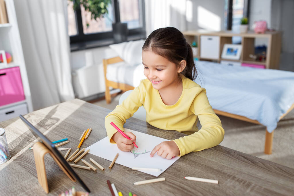Evde boyalı kalemlerle resim çizen küçük kız. - Fotoğraf, Görsel