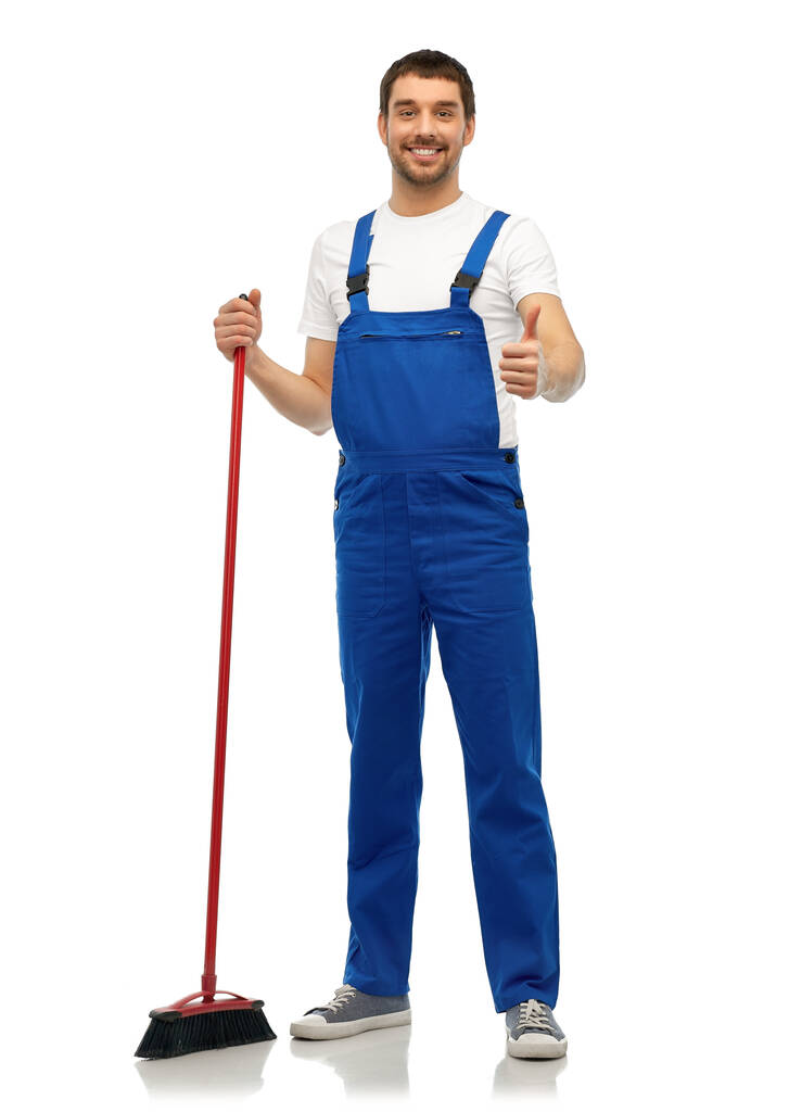чоловічий прибиральник в загальному прибиранні підлоги з мітлою
 - Фото, зображення