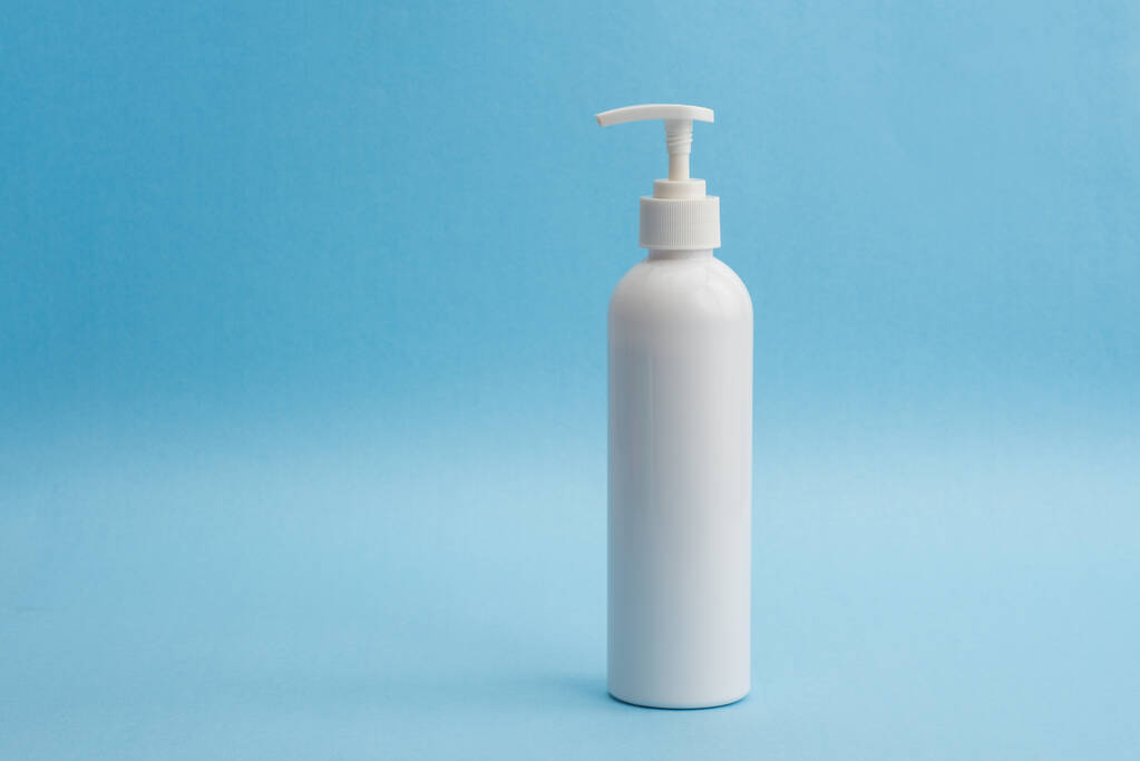 手を洗うための消毒ゲルまたは液体のボトル。清潔感とボディケアのコンセプト. - 写真・画像