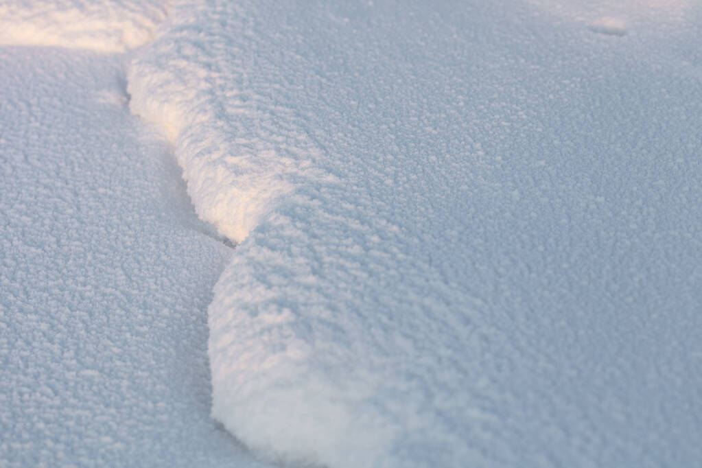 Hermosa textura de nieve. Hermosa luz del sol muestra la textura y los detalles de la nieve - Foto, Imagen
