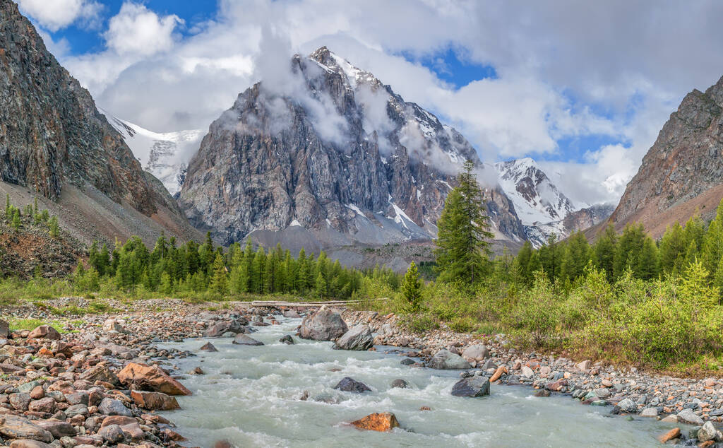 Veduta di una gola di montagna con un fiume, Altai - Foto, immagini
