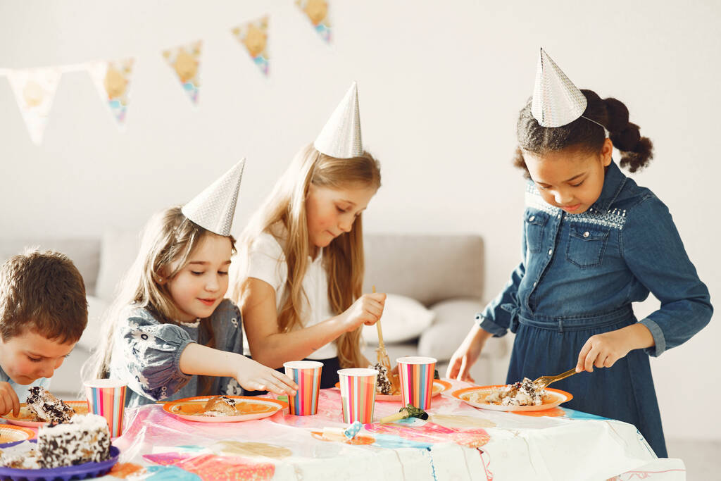 Kindergruppe feiert Geburtstagsparty - Foto, Bild