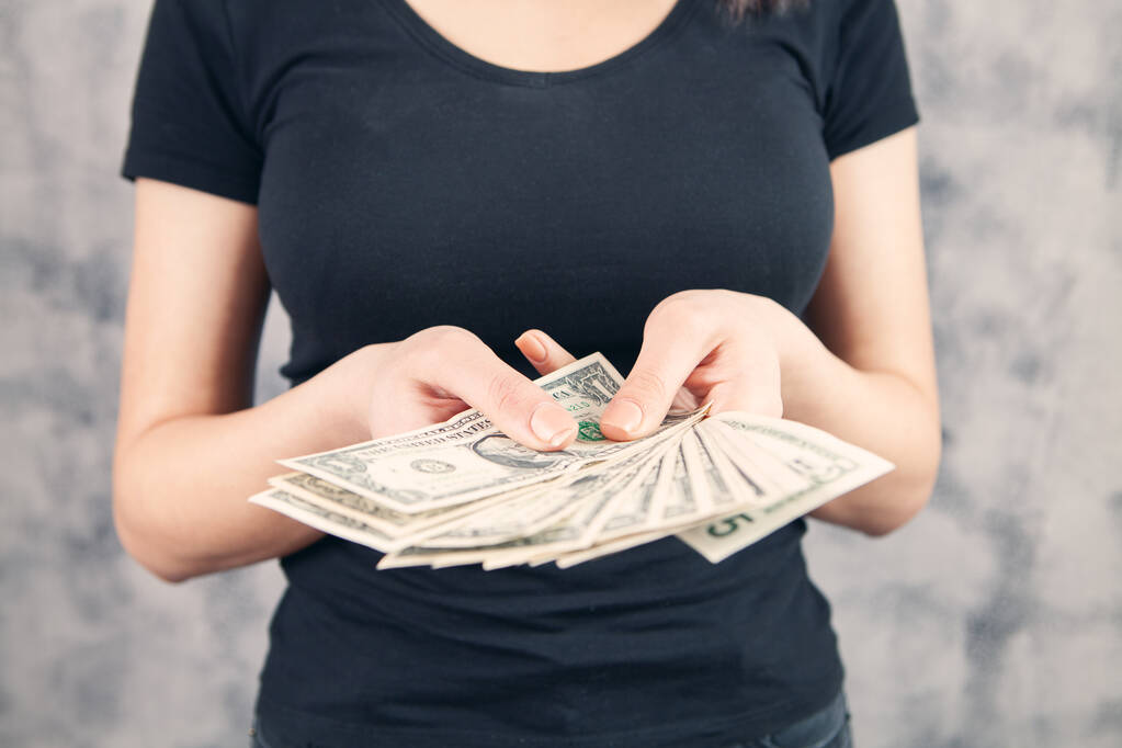 κορίτσι που κρατάει πολλά λεφτά στα χέρια της - Φωτογραφία, εικόνα