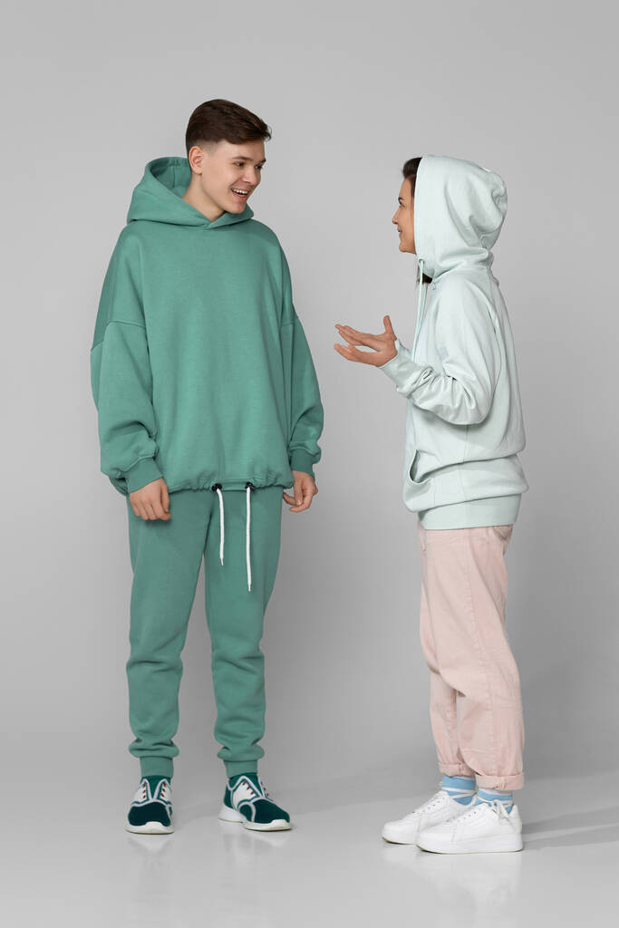 jong paar dragen munt groen casual hoodie - Foto, afbeelding