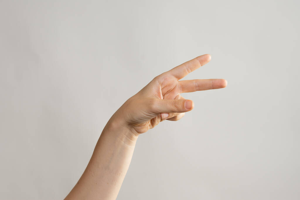 Des gestes de main, deux pouces levés, un geste de victoire. Main de femme - Photo, image