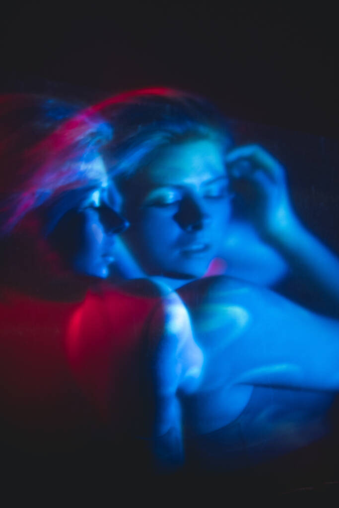 illuminamento esoterico donna in luce blu rosa - Foto, immagini