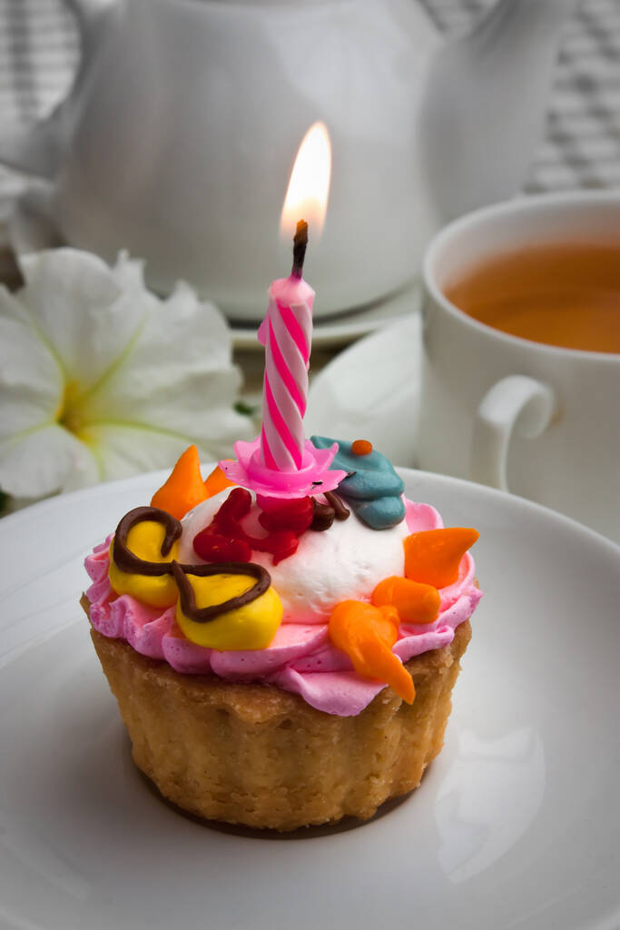 торт зі свічкою та чаєм
 - Фото, зображення