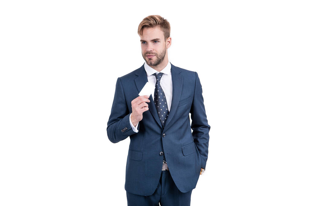 επιχειρηματίας σε επαγγελματικό κοστούμι που δείχνει άδειο πιστωτική ή χρεωστική επαγγελματική κάρτα, αντίγραφο χώρου, επιχείρηση. - Φωτογραφία, εικόνα