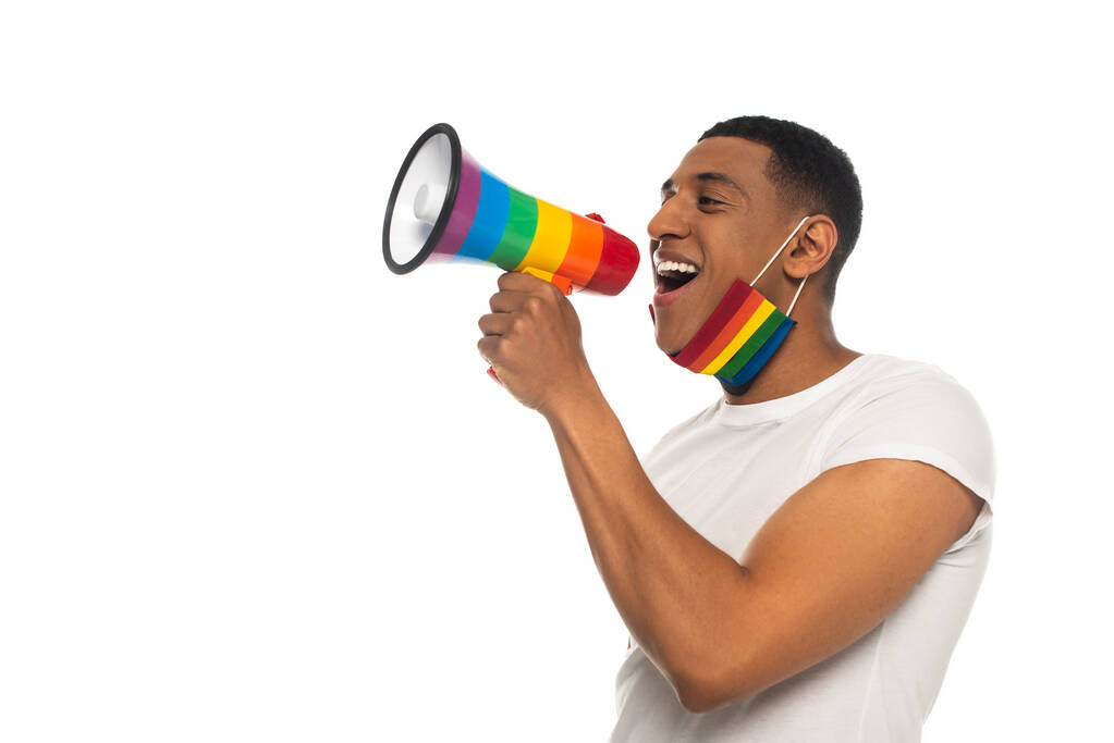 афроамериканський чоловік з кольорами lgbt медична маска кричить в мегафоні ізольовано на білому
 - Фото, зображення