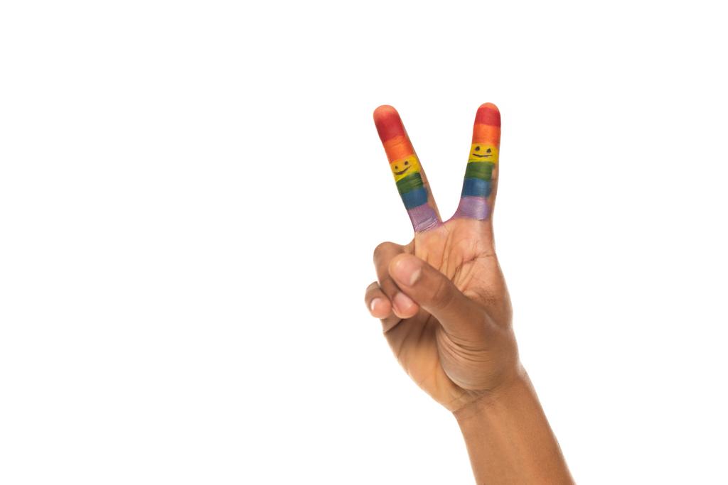 vista ritagliata dell'uomo afroamericano che mostra il gesto della vittoria con le dita dipinte con colori lgbt isolati sul bianco - Foto, immagini