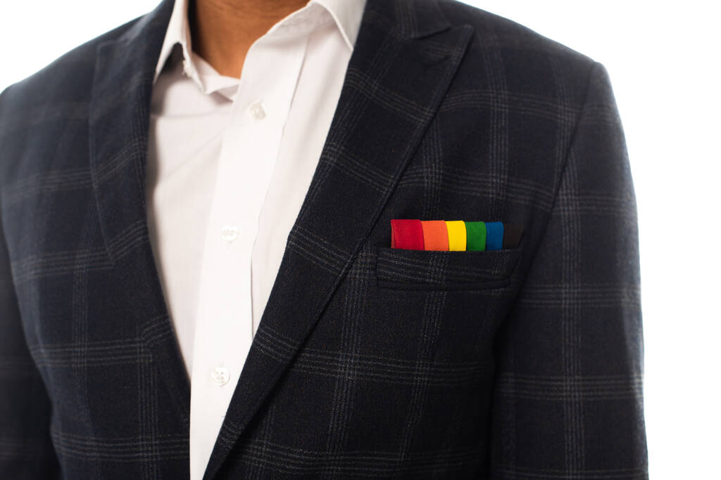 ritagliato di uomo d'affari afroamericano con fazzoletto in colori arcobaleno isolato su bianco, concetto lgbt - Foto, immagini