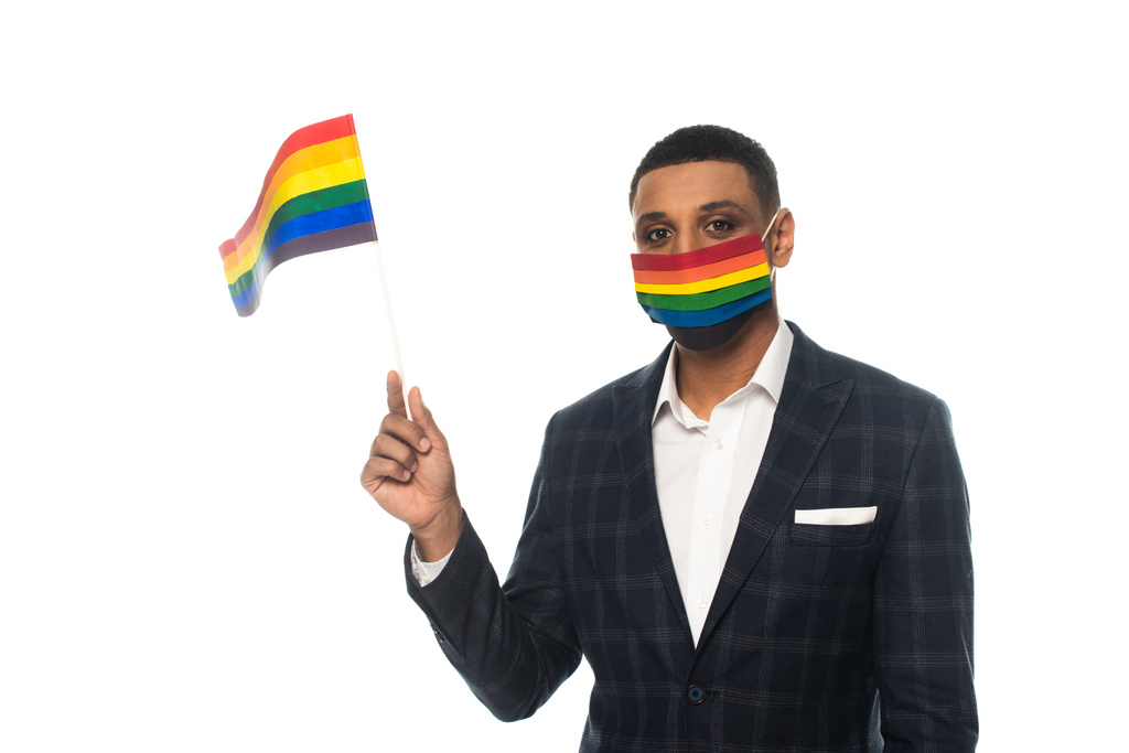 アフリカ系アメリカ人のビジネスマンは虹色の医療用マスクをつけて - 写真・画像