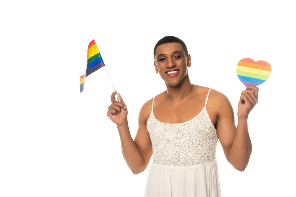 gelukkig Afrikaans amerikaans transseksueel man met lgbt vlag en papier hart in regenboog kleuren geïsoleerd op wit - Foto, afbeelding