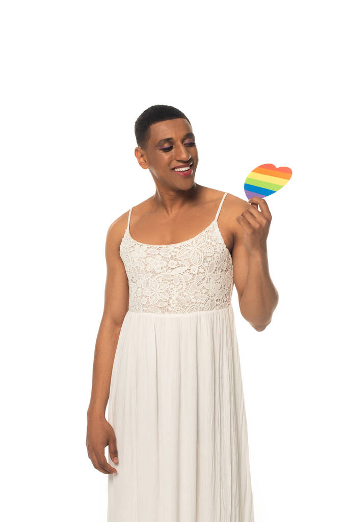 vidám afro-amerikai transznemű férfi ruha gazdaság lgbt színek papír szív elszigetelt fehér - Fotó, kép