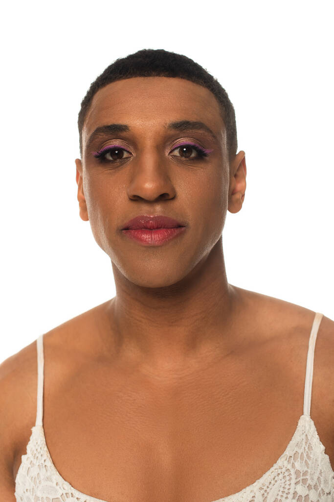 афроамериканський транссексуал з макіяжем дивиться на камеру ізольовано на білому
 - Фото, зображення