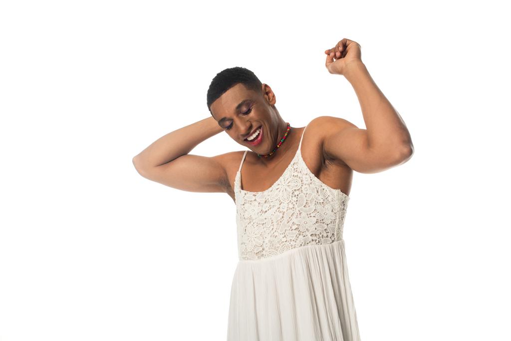 Heyecanlı Afro-Amerikan transseksüel kadın elbiseli adam dans ediyor gözleri kapalı beyaz tenli - Fotoğraf, Görsel
