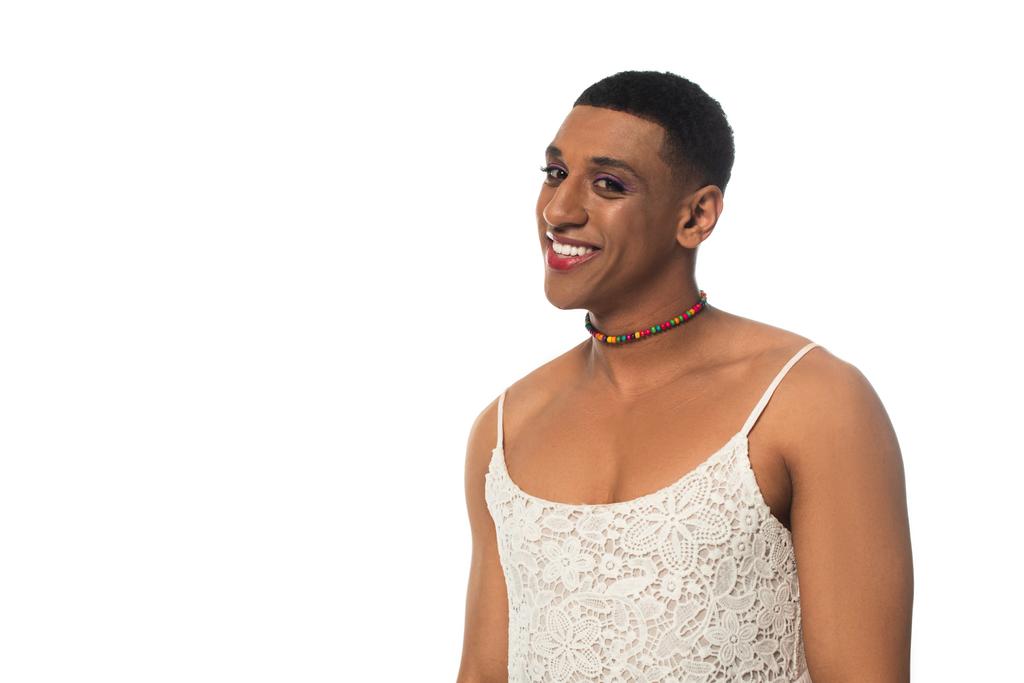 šťastný africký americký transgender žena v make-upu a sluneční šaty izolované na bílém - Fotografie, Obrázek