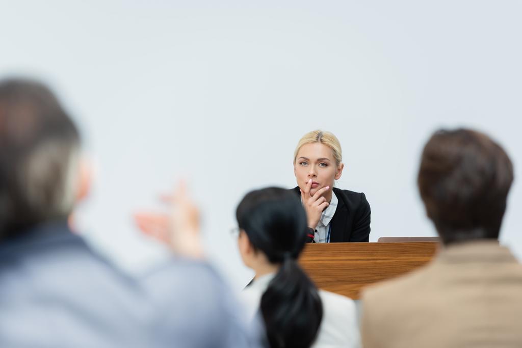blondi puhuja kuuntelee hämärtynyt liikemies kysyy seminaarin aikana - Valokuva, kuva