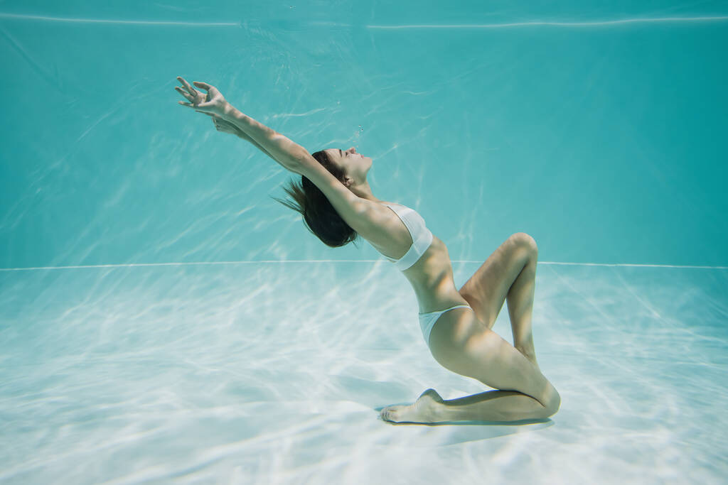 siro nuori nainen uimahousut uima-altaassa  - Valokuva, kuva