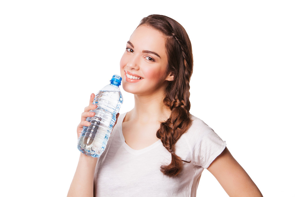 Bella ragazza che beve acqua dalla bottiglia blu
 - Foto, immagini