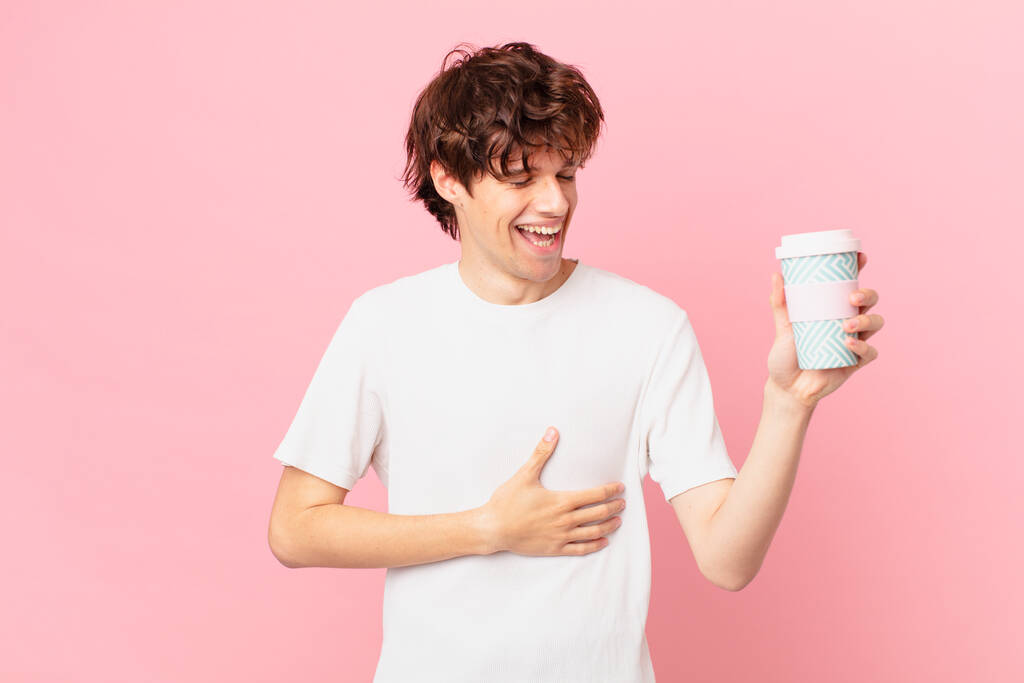 jonge man met een koffie lachen hardop om een hilarische grap - Foto, afbeelding