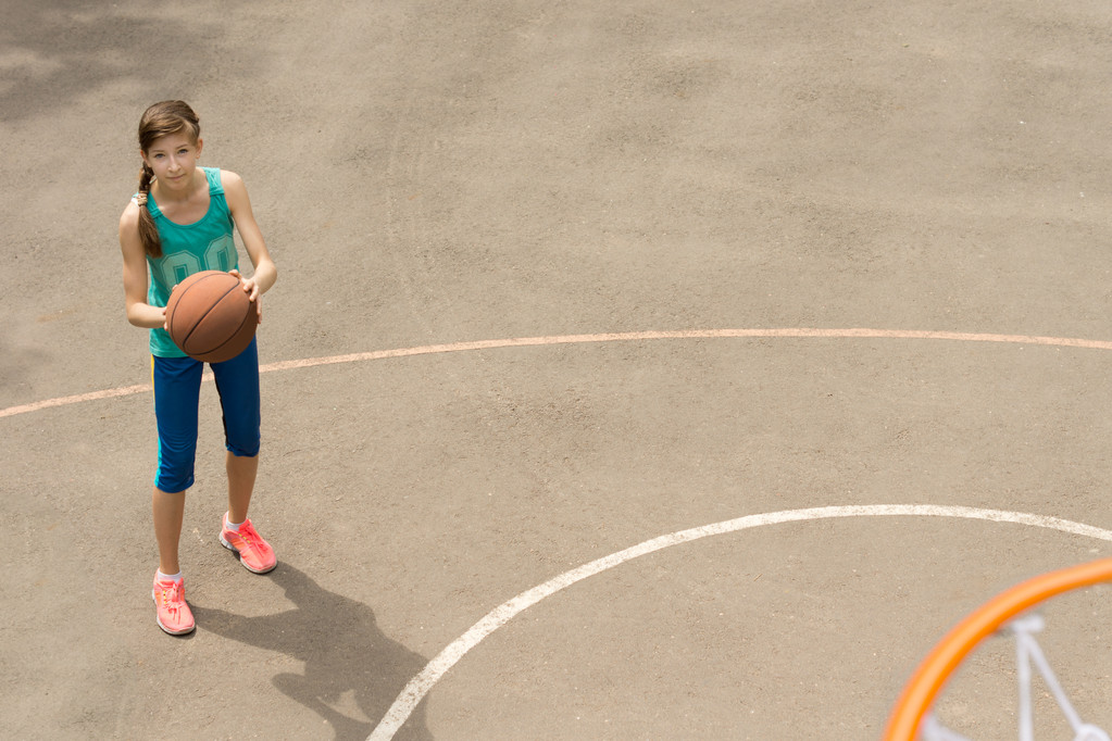 Тонка атлетична молода баскетболістка
 - Фото, зображення