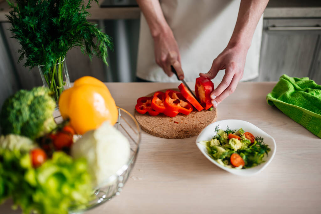 mužské ruce sekání salát a cibule, vaření zdravé jídlo v kuchyni. - Fotografie, Obrázek