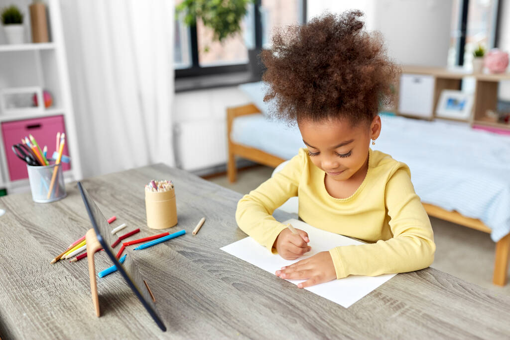 pieni tyttö piirustus väritys kyniä kotona - Valokuva, kuva
